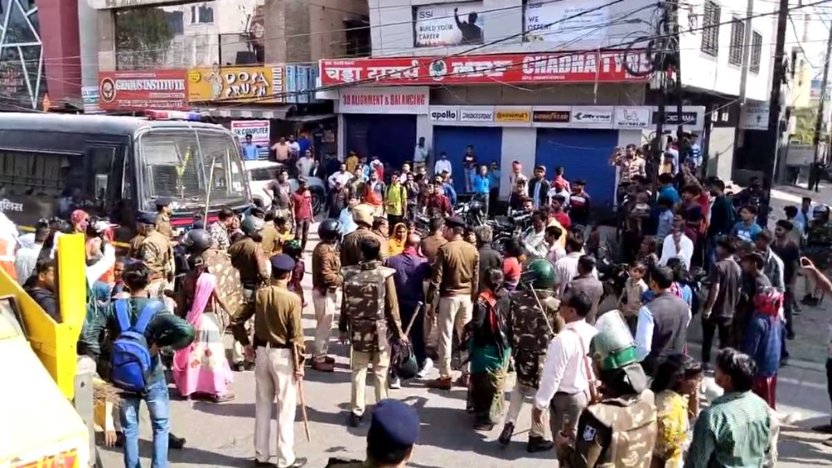 अवैध अतिक्रमण हटाने पहुंचा निगम अमला: पुलिस और रहवासियों के बीच हुई झूमाझटकी, किया चक्काजाम