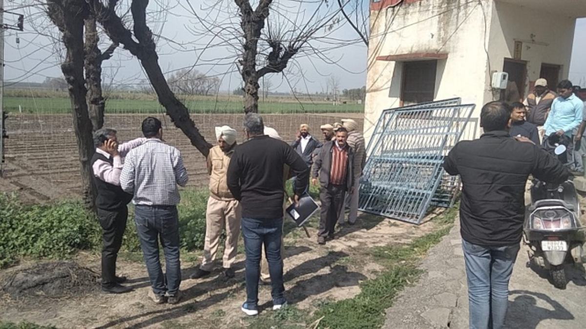रेलवे फाटक के पास बम धमाके से मचा हड़कंप, ब्लास्ट की चपेट में आने से गेट मैन हुआ घायल, जांच में जुटी पुलिस