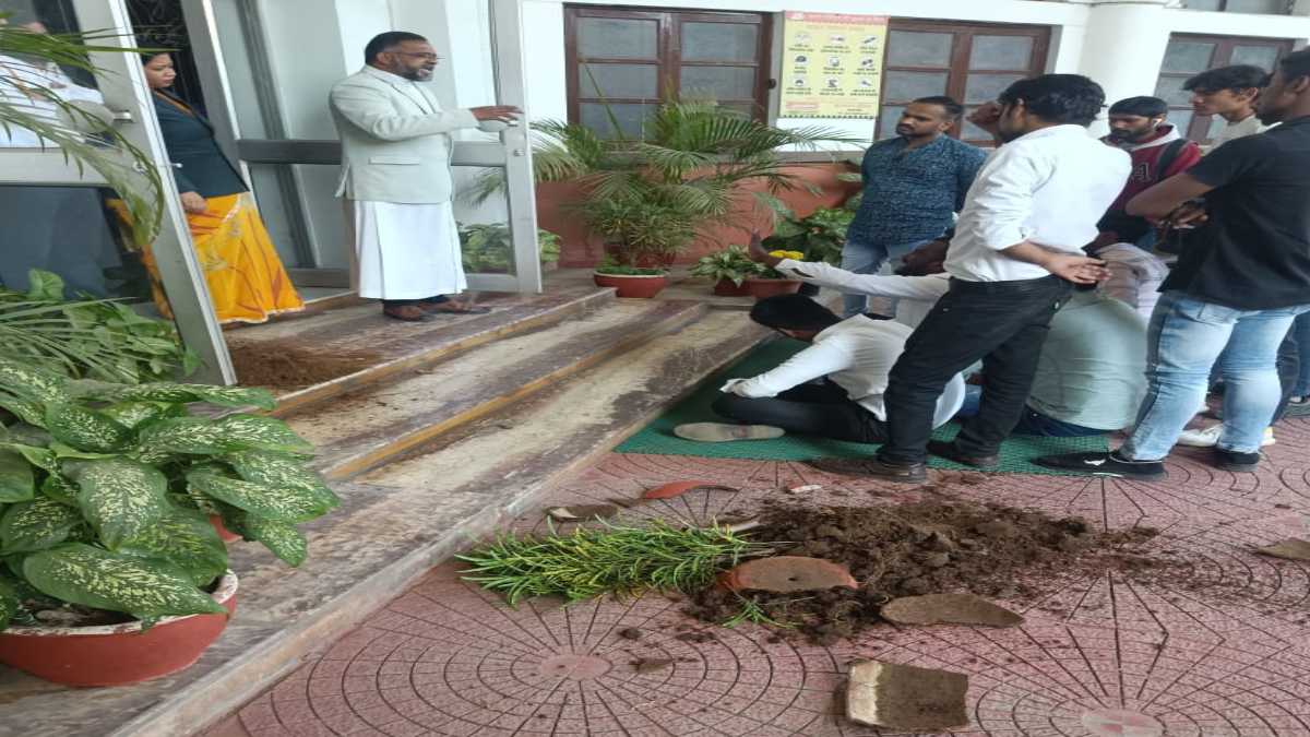9वीं के छात्र से रैगिंग: कांग्रेस कार्यकर्ताओं ने स्कूल में मचाया हंगामा, की तोड़फोड़, मैनेजमेंट पर मामला दबाने का आरोप