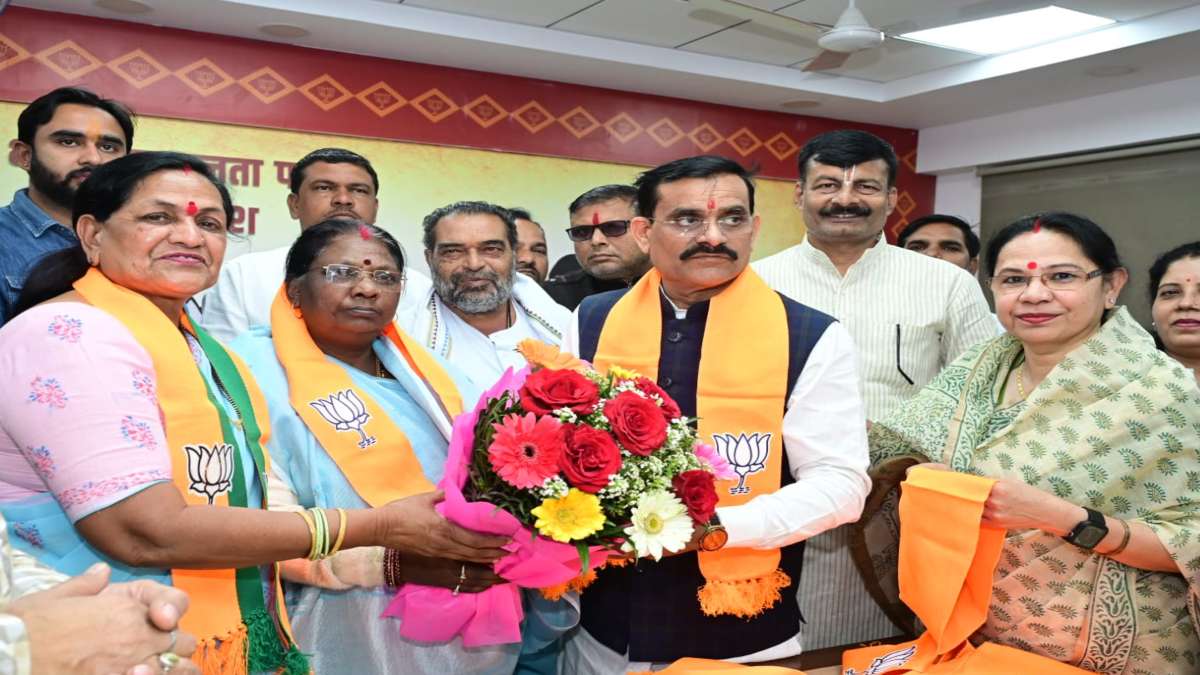 Congress को एक और बड़ा झटका: जिला पंचायत अध्यक्ष समेत कई नेताओं ने थामा BJP का दामन, वीडी शर्मा ने दिलाई सदस्यता