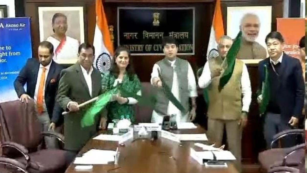 ग्वालियर-अहमदाबाद फ्लाइट का शुभारंभ: अब डेढ़ घंटे में तय होगा सफर, केंद्रीय मंत्री सिंधिया ने दिखाई हरी झंडी
