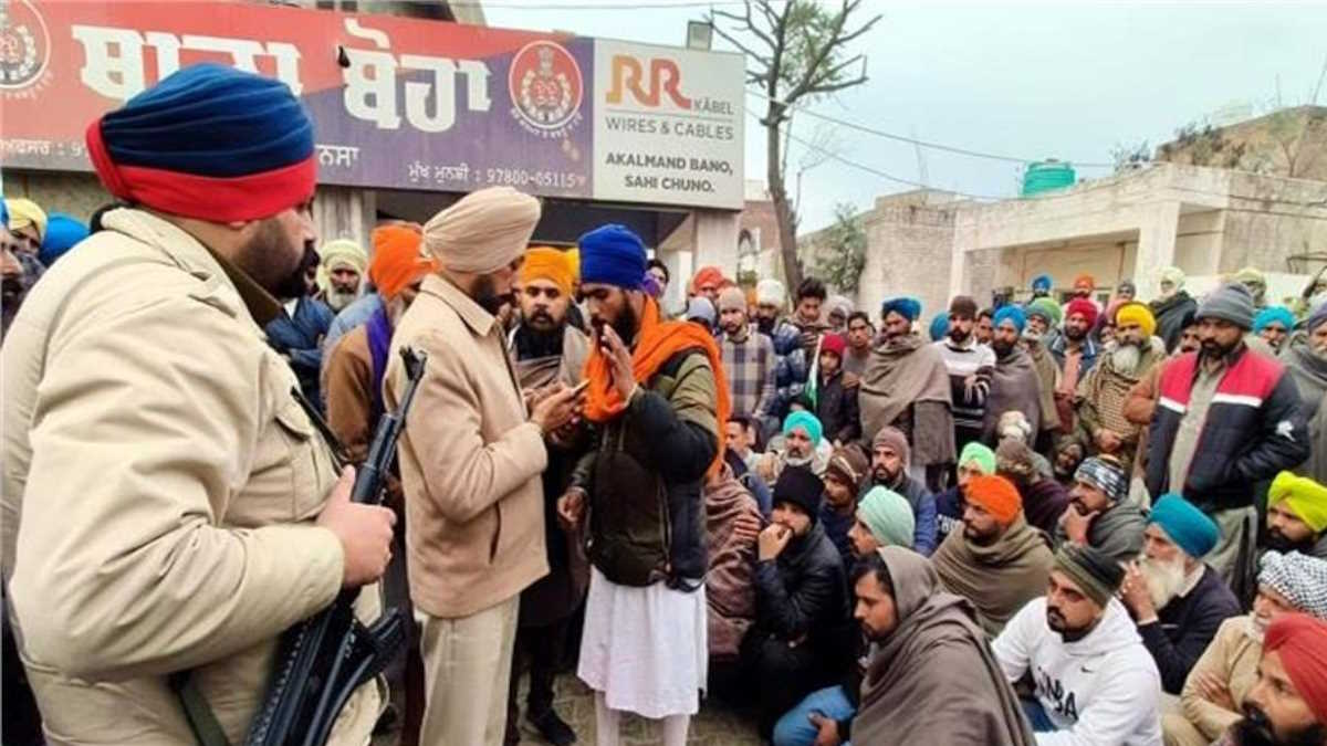 एसएचओ ने तोड़ी गुरु घर की मर्यादा, सेवादार से की मारपीट, लोगों ने धरना देकर जताया रोष…