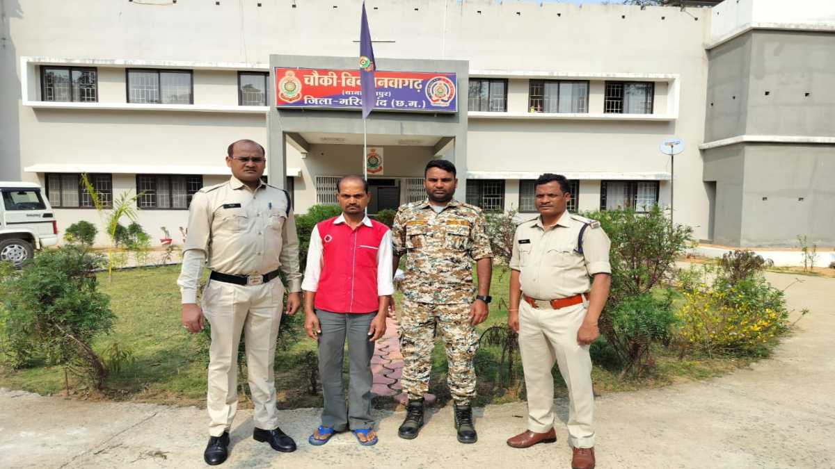 अमानत में खयानत : पोस्ट मास्टर ने खाताधारकों के जमापुंजी पर की सेंधमारी, लाखों रुपये गबन कर खरीदा बाइक, ट्रैक्टर और थ्रेसर मशीन, अब आरोपी पहुंचा सलाखों के पीछे