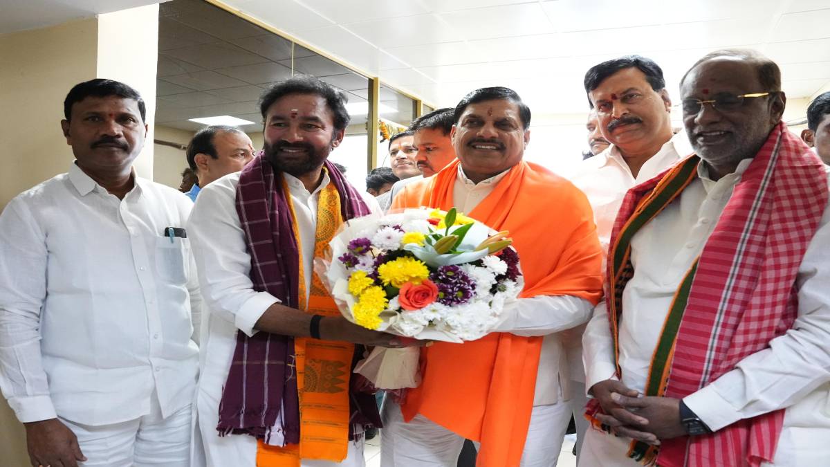 हैदराबाद पहुंचे मुख्यमंंत्री डॉ मोहन: तेलंगाना बीजेपी प्रदेश अध्यक्ष और केंद्रीय मंत्री ने किया स्वागत