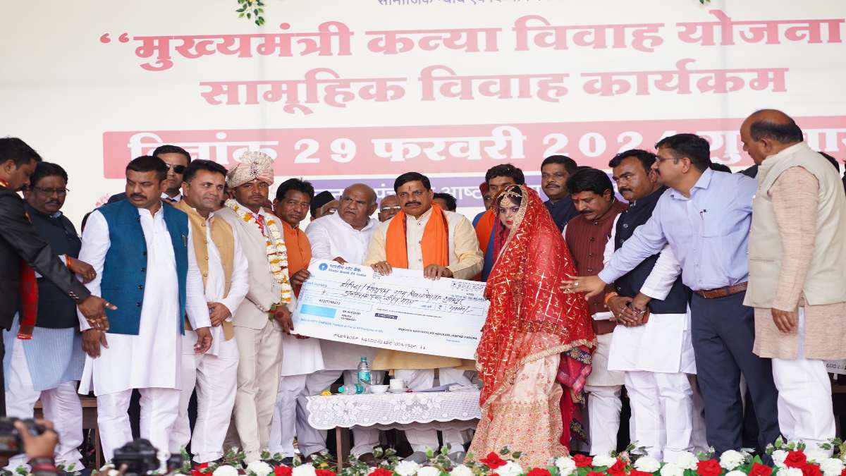 सामूहिक विवाह सम्मेलन: CM मोहन ने 927 जोड़ों को दिया सुखी दांपत्य जीवन का आशीर्वाद, नवविवाहितों के साथ ली ‘खुशियों के आगमन’ की सेल्‍फी