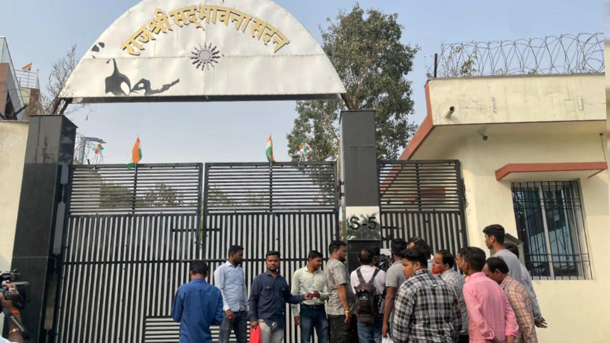 पूर्व नगरीय प्रशासन मंत्री की पत्नी के कब्जे पर की निगम ने सीलबंदी की कार्रवाई, भवन की साज-सज्जा को देख फटी रह जाएंगी आपकी आंखें, देखिए वीडियो…