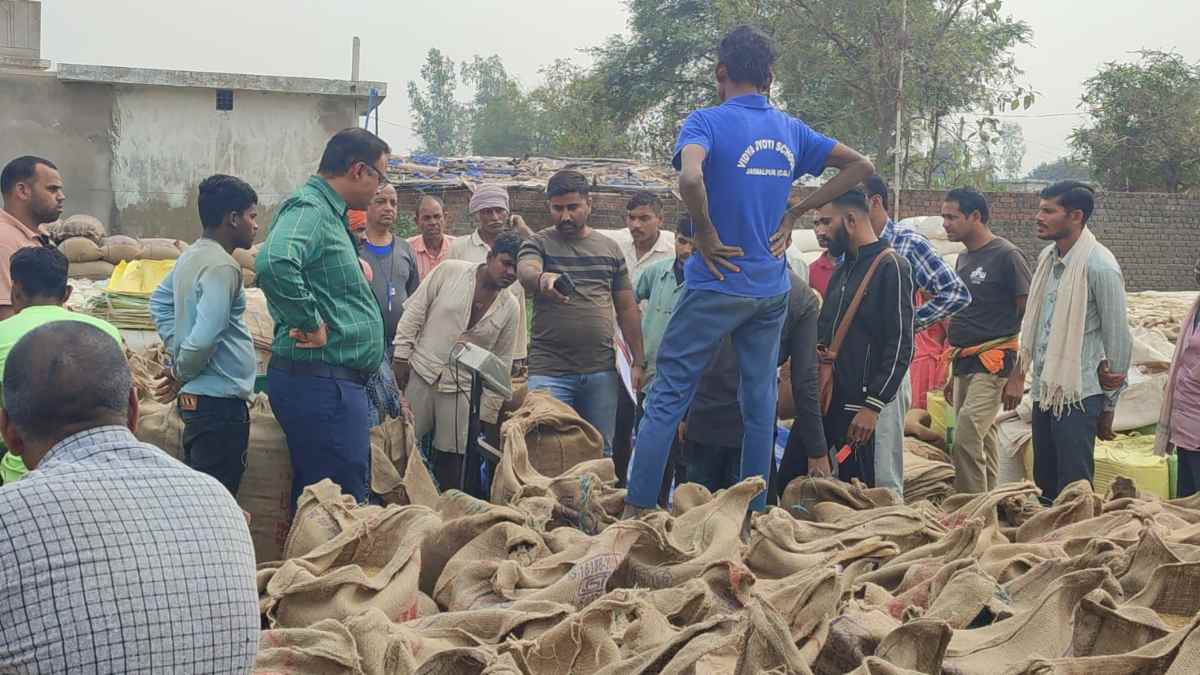 धान तौल में झोल : अन्नदाताओं से धड़ल्ले से हो रही लूट, खाद्य अधिकारी के दोबारा वजन करने पर गड़बड़ी का मामला हुआ उजागर