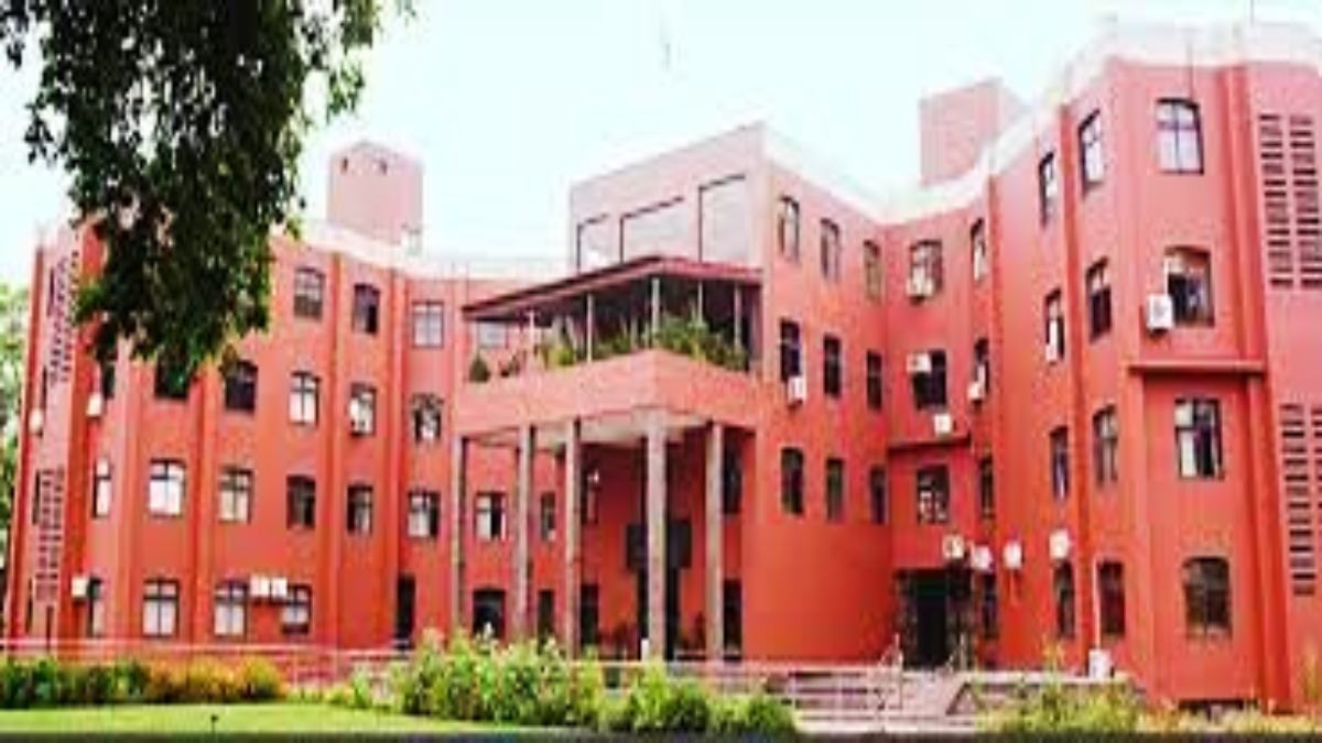 ‘अधिकारी करते हैं बदतमीजी’: नगर निगम की बैठक में बीजेपी पार्षदों का हंगामा, अध्यक्ष से कार्रवाई की मांग