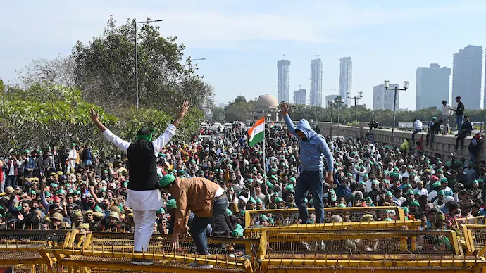 किसान आंदोलन से नाराज युवती ने किए गंदे इशारे, वीडियो सोशल मीडिया में हुआ वायरल
