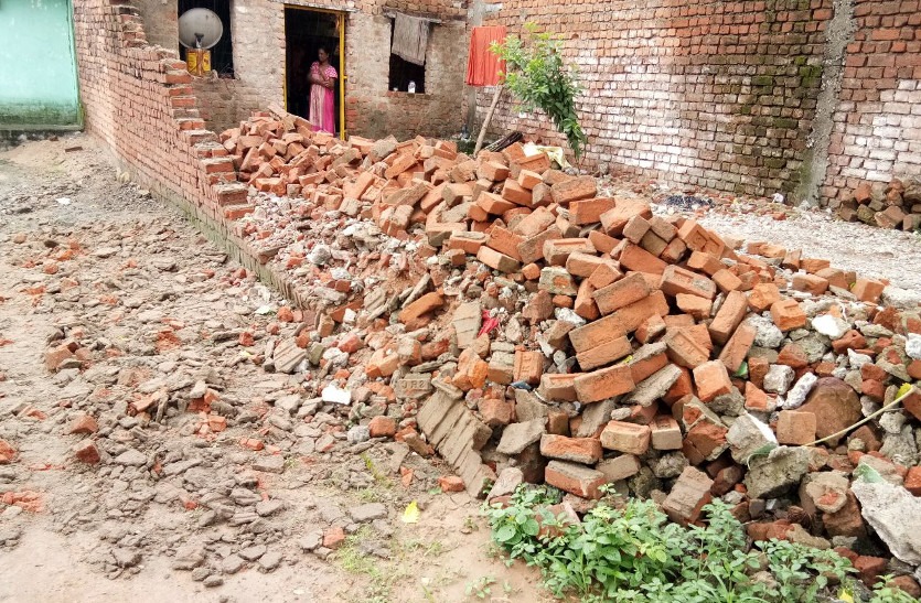 Rajasthan News: क्रेन से ईंटें चढ़ाने के दौरान पड़ोस में गिरी, छात्र घायल