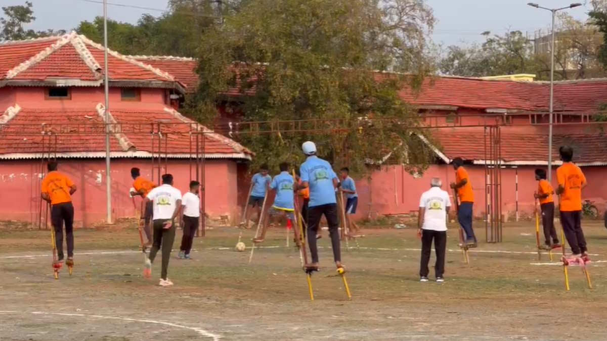 बीएसपी के दो पूर्व अधिकारियों का कमाल, गेड़ी की परंपरा का फुटबॉल से संगम कर बनाया ‘गेड़ी फुटबॉल’, देखिए वीडियो…