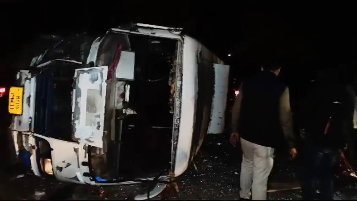 ग्वालियर में भीषण सड़क हादसा: ट्रैक्टर से टक्कर के बाद पलटी तेज रफ्तार बस, दर्जनों यात्री घायल, अस्पताल में इलाज जारी
