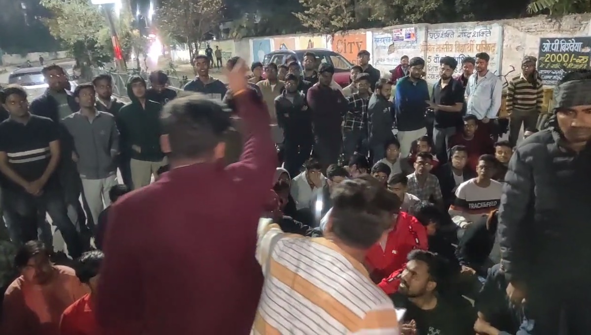 मिल्क पार्लर में दारू पार्टी: मना करने पहुंचे मेडिकल स्टूडेंट्स से शराबियों ने की मारपीट, जूनियर डॉक्टरों ने किया चक्का जाम