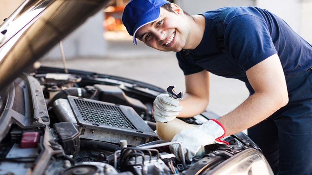 Car Care: अगर चाहते हैं गाड़ी का इंजन चले सालों साल, तो ये टिप्स अपनाकर बढ़ाएं अपने कार के इंजन की लाइफ