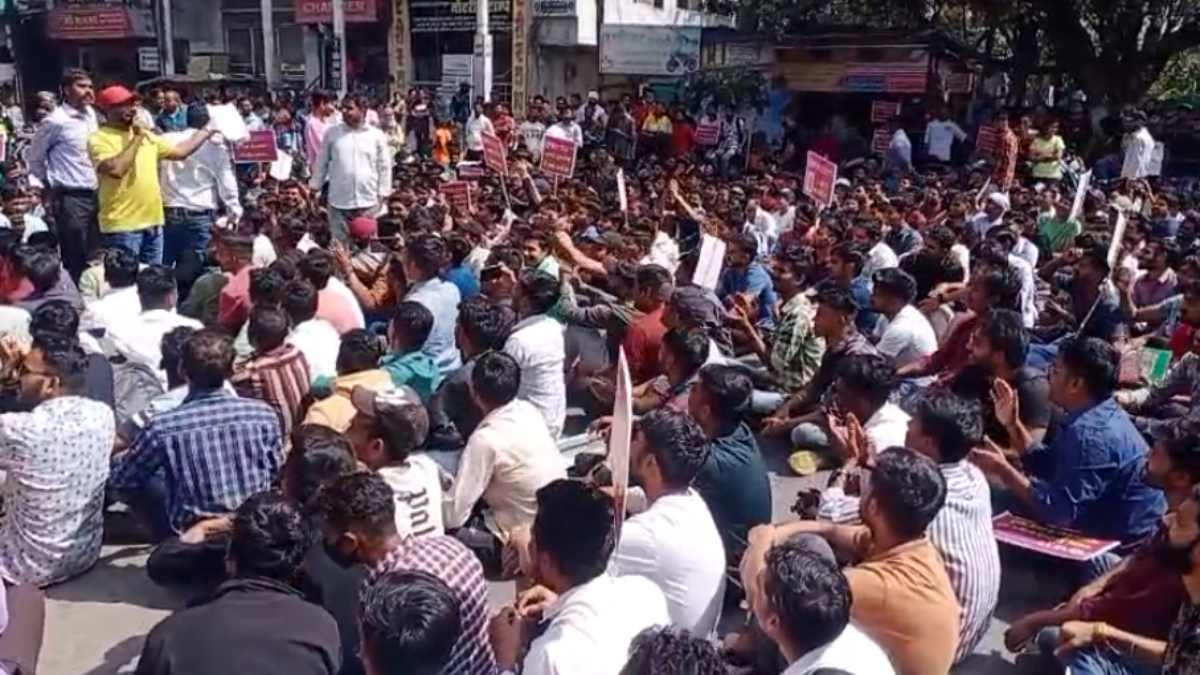 पटवारी भर्ती परीक्षा: छात्रों ने कलेक्टर ऑफिस के सामने दिया धरना, CBI जांच की मांग, MPPSC अभ्यर्थियों ने भी दिया साथ