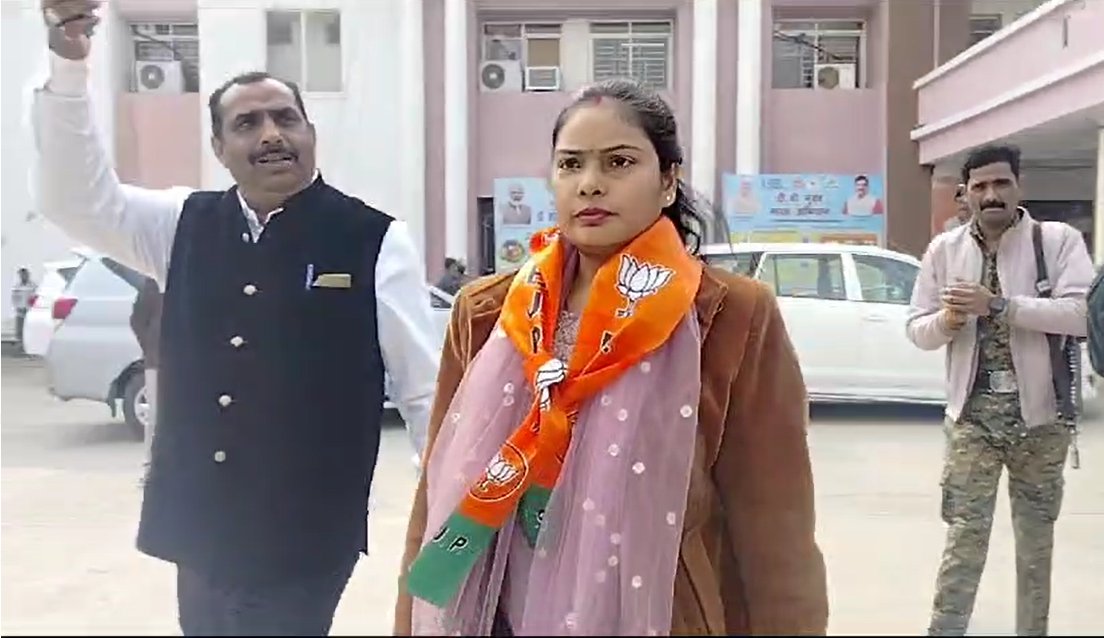 सीएम की बैठक में नहीं मिली एंट्रीः जिला पंचायत अध्यक्ष रोती हुई निकली बाहर, वीडियो वायरल