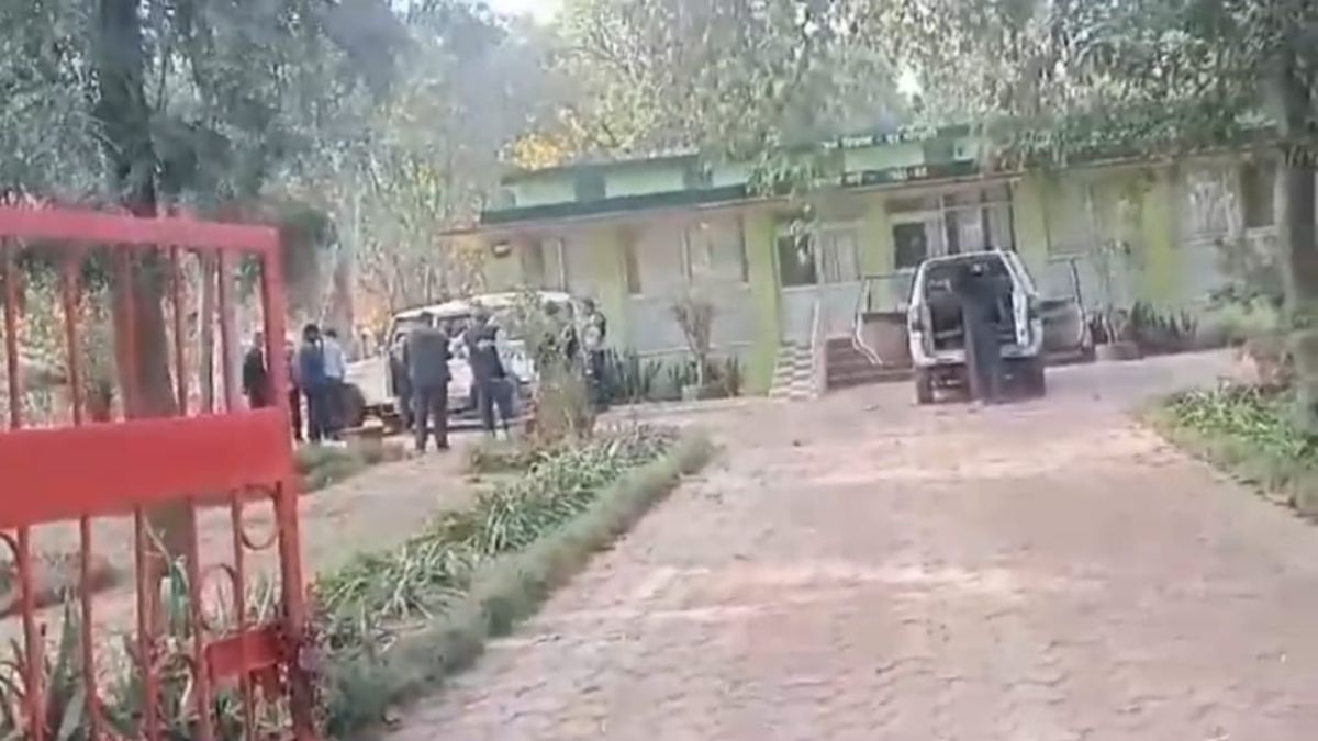 हेड कांस्टेबल घूस लेते गिरफ्तार: 2 हजार की रिश्वत के साथ लोकायुक्त ने रंगे हाथ दबोचा, महिला आरक्षक का पति भी पकड़ाया