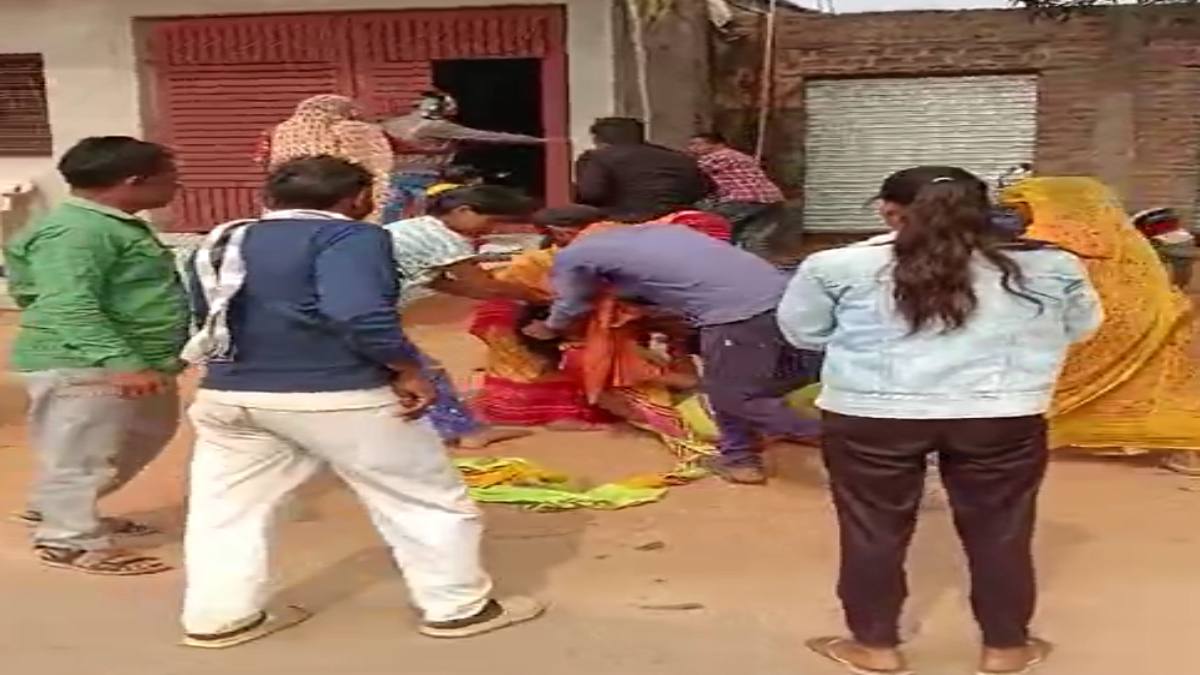 दलित महिला को दबंगों ने बेरहमी से पीटा: पुलिस ने दर्ज नहीं की FIR, न्याय की गुहार लेकर SP ऑफिस पहुंची पीड़िता