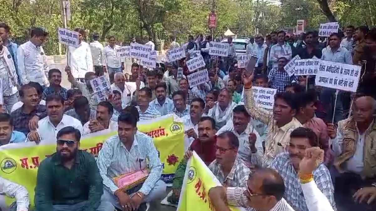 सहकारिता विभाग के कर्मचारियों ने घेरा मंत्री सारंग का बंगला: इन मांगों को लेकर किया प्रदर्शन, हड़ताल की दी चेतावनी