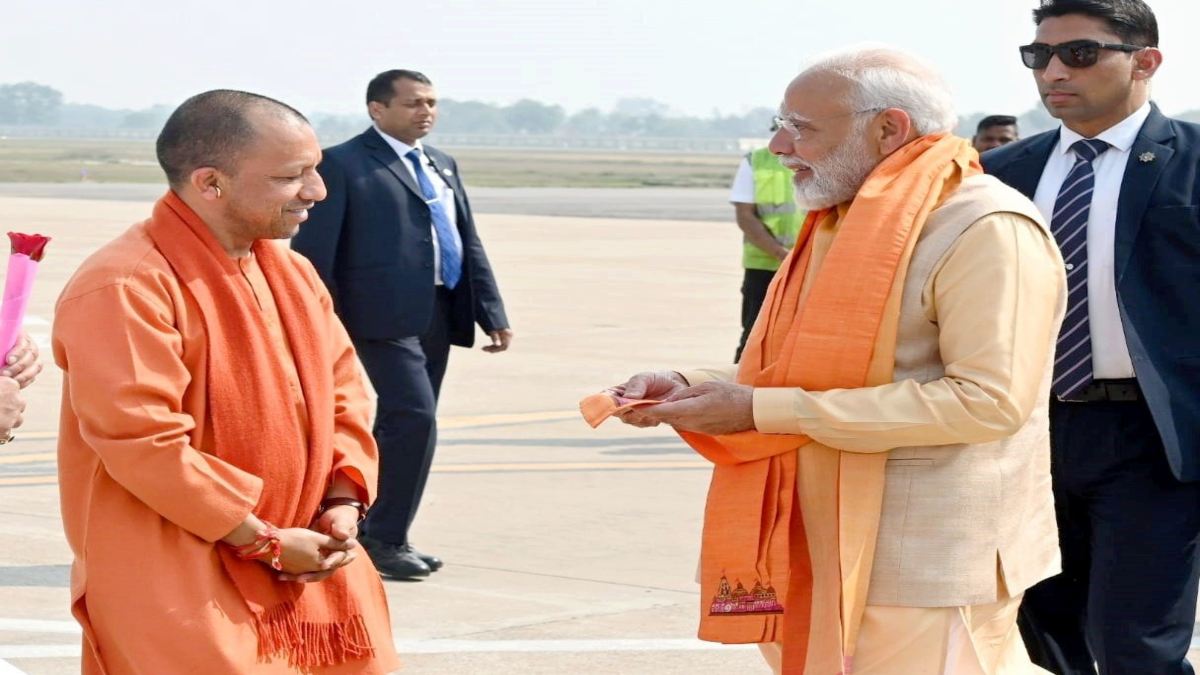 प्रधानमंत्री नरेंद्र मोदी पहुंचे लखनऊ, ग्राउंड ब्रेकिंग सेरेमनी का किया उद्घाटन