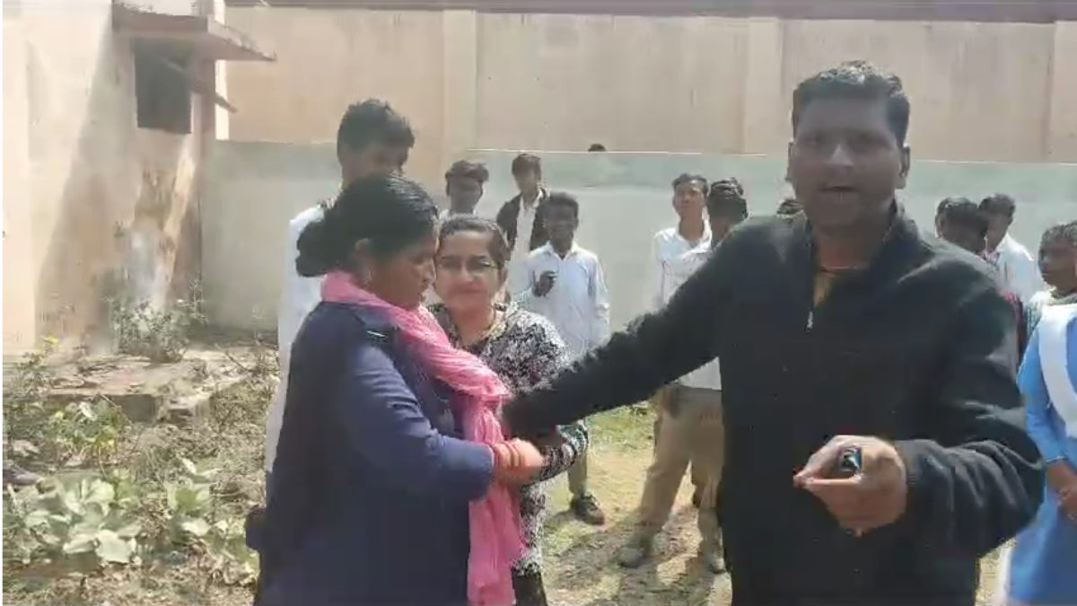 बोर्ड परीक्षा में टीचर ने की नकल: अलग से आंसर शीट जमा करने के पहले पकड़ी गई शिक्षिका