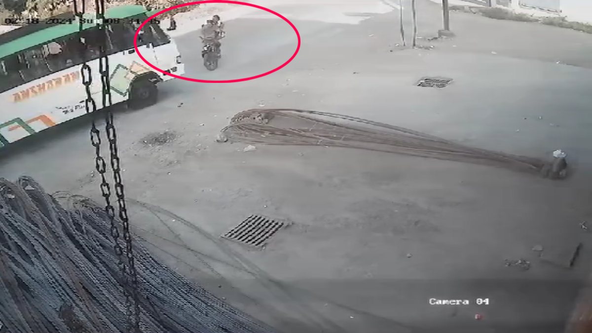 कमजोर दिल वाले इस वीडियो को ना देखेंः दो दिन पहले भीषण सड़क हादसे का CCTV फुटेज आया सामने