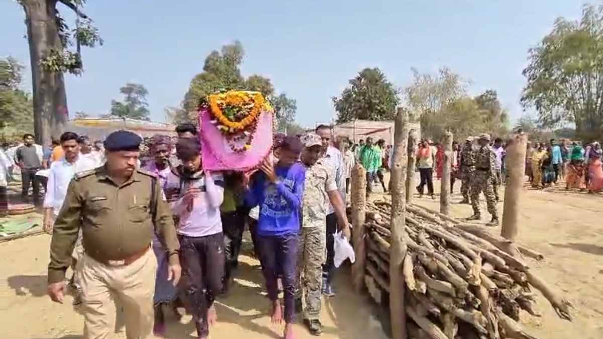 पंचतत्व में विलीन हुए नक्सली हमले में शहीद भुआर्य : विधायक समेत हजारों लोगों ने नम आंखों से दी अंतिम विदाई, एसपी ने कहा – व्यर्थ नहीं जाएगी जवान की शहादत, नक्सलियों को और जोश के साथ देंगे जवाब