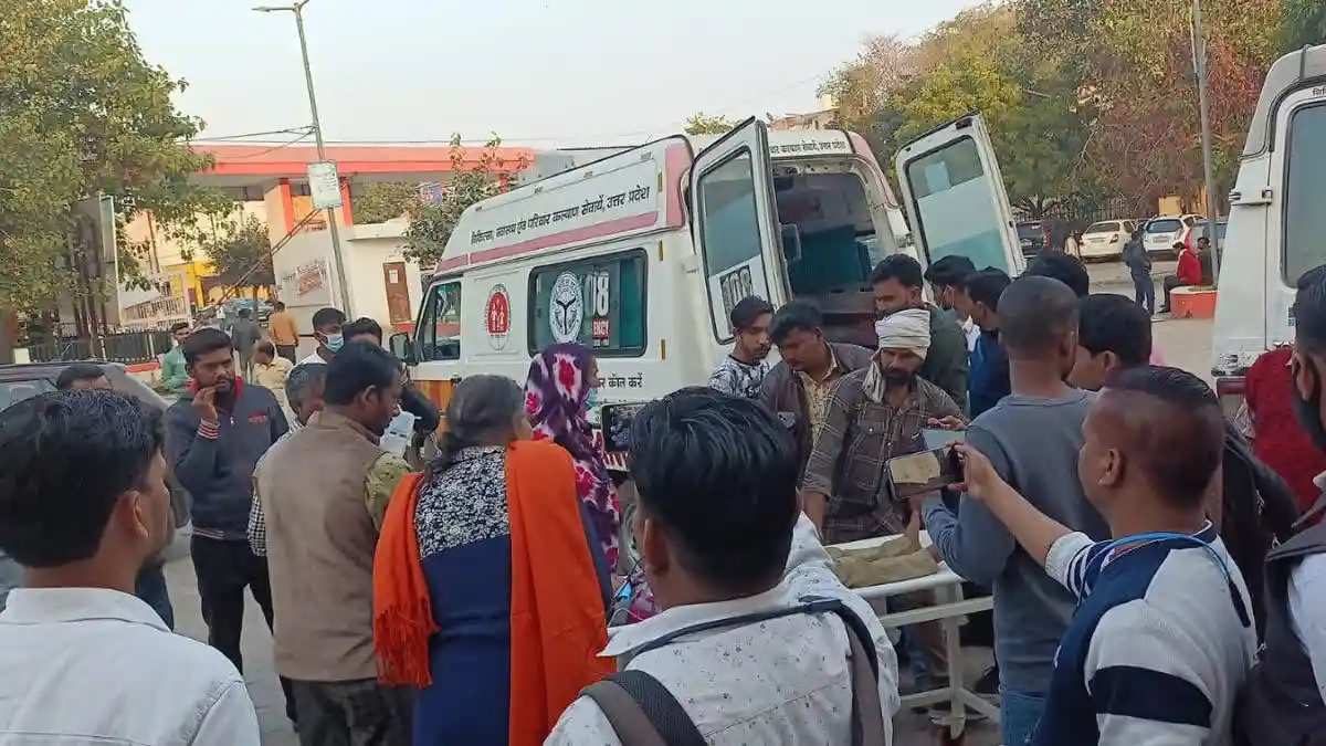 Kanpur News : मिड डे मील खाने के बाद 15 बच्चों की बिगड़ी तबीयत, अस्पताल में भर्ती, परिजनों में आक्रोश