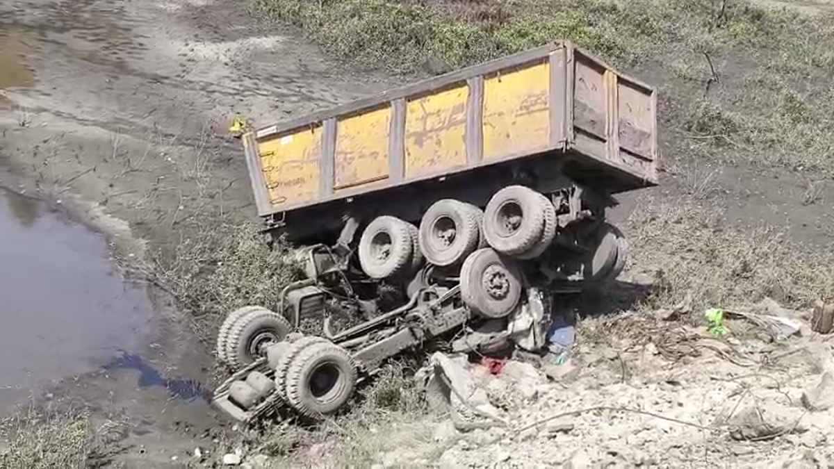 CG NEWS : खदान में दर्दनाक हादसा, ट्रेलर पलटने से चालक की मौत, जांच में जुटी पुलिस