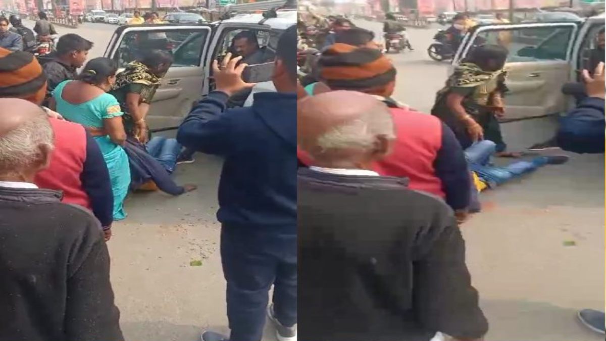 युवक को हिरासत में लेने पर परिजनों ने बीच सड़क किया जमकर हंगामा, पुलिस गाड़ी से खिंचकर निकाला बाहर, देखिए वीडियो…