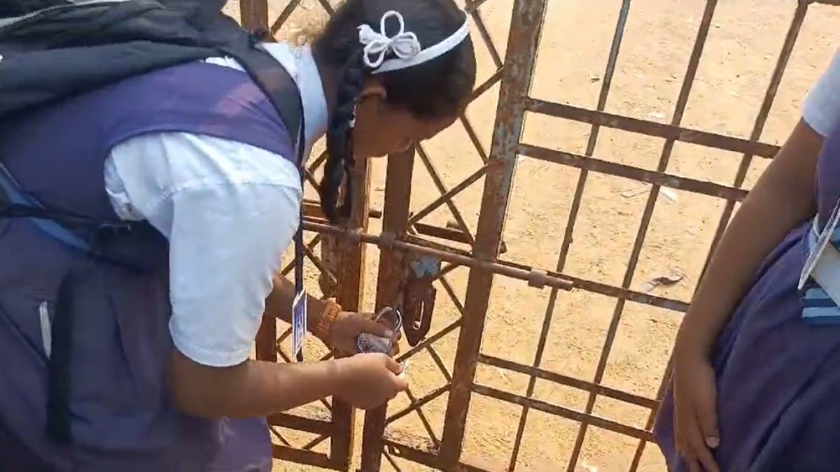 छात्र-छात्राओं ने स्कूल में जड़ा ताला, शिक्षकों की मांग को लेकर किया प्रदर्शन, DEO ने प्रिंसिपल को भेजा शोकॉज नोटिस