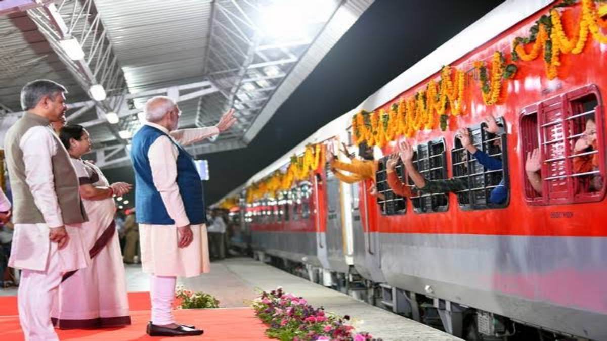प्रधानमंत्री ने ओडिशा में पुरी-सोनेपुर एक्सप्रेस को दिखाई हरी झंडी