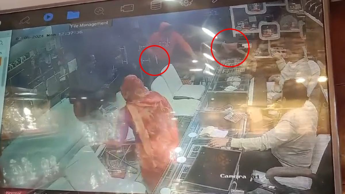 कट्टे की नोंक पर लूट: ज्वेलरी शॉप से 6 लाख से अधिक कैश लेकर फरार हुए नकाबपोश बदमाश, वारदात CCTV कैमरे में कैद