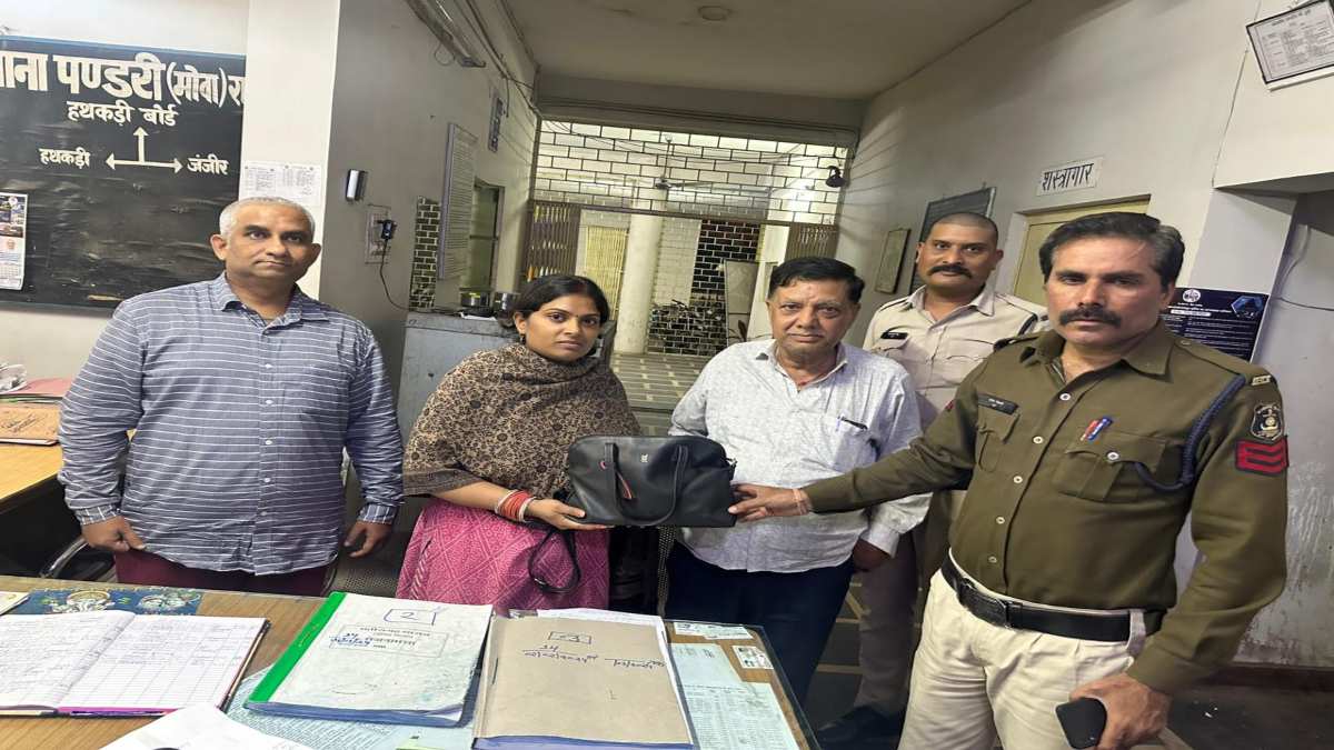 इमानदार ऑटो वाला : सामान रखकर उतारना भूल गई थी महिला, चालक ने लौटाया, बैग में था सोना-चांदी और 5 लाख से ज्यादा कैश