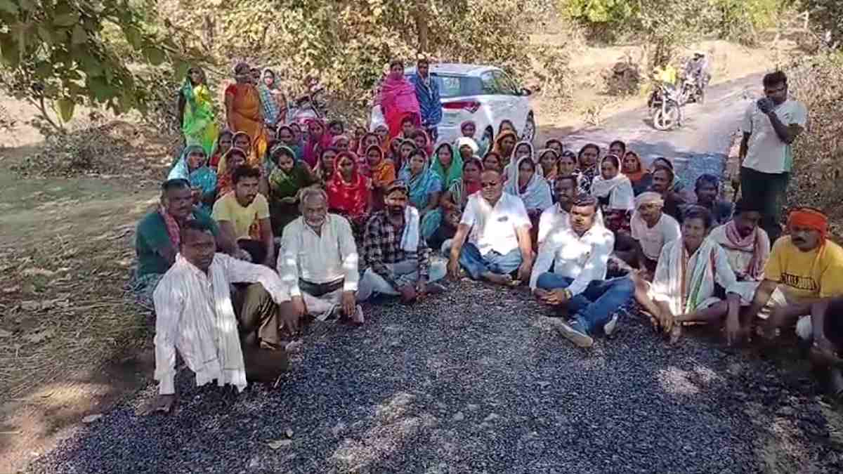 सड़क निर्माण में अनियमितता, जनप्रतिनिधियों और ग्रामीणों ने सड़क पर बैठकर किया विरोध प्रदर्शन