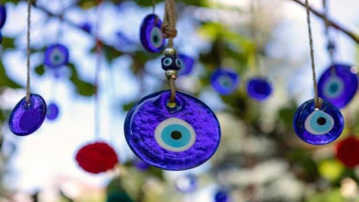 बुरी नजर से बचने लगाई जाती है Evil Eye, यहां जाने घर में कहां-कहां लगा सकते हैं इसे