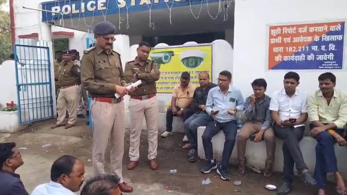 CG NEWS : व्यापारी की पुलिस ने की पिटाई, आक्रोशित व्यापारियों ने किया प्रदर्शन, TI और आरक्षक पर कार्रवाई की मांग