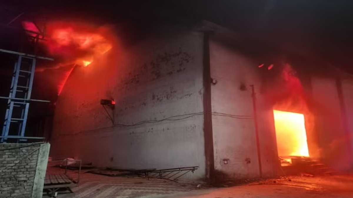 UP News : गद्दा फैक्ट्री में लगी भीषण आग, करोड़ों का सामान जलकर खाक, मचा हड़कंप