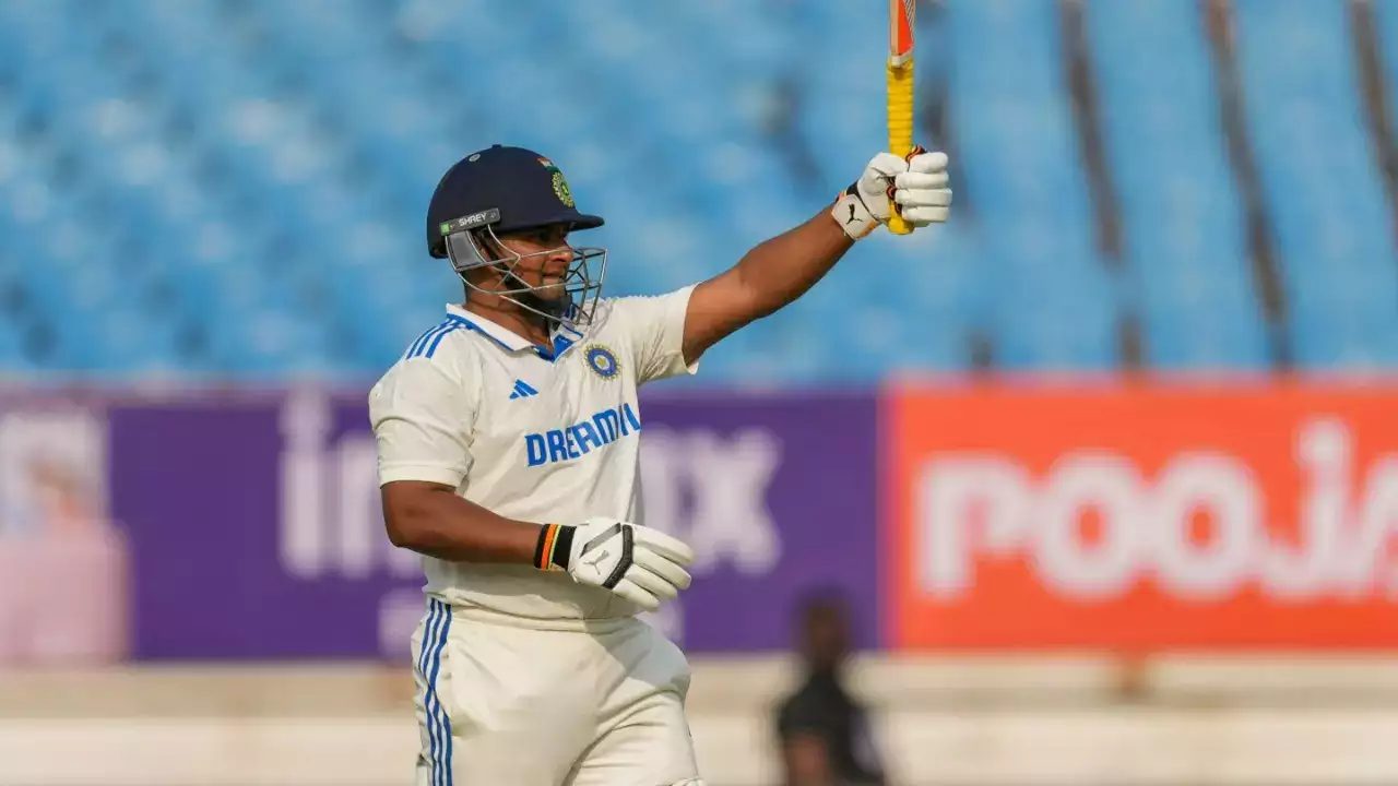 IND vs ENG 3rd Test: सरफराज खान ने रचा इतिहास, डेब्यू टेस्ट में महज इतनी गेंदों पर ठोकी फिफ्टी, धवन और पृथ्वी शॉ को छोड़ा पीछे