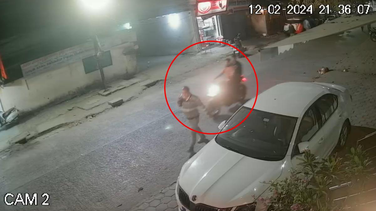 मोबाइल स्नैचिंग का शिकार हुआ व्यापारी: बदमाशों की करतूत CCTV में कैद, तलाश में जुटी पुलिस