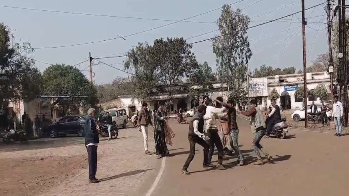 रजिस्ट्रार ऑफिस के बाहर जमकर चले लात-घूंसे: जमीन विवाद को लेकर चचेरे भाइयों के बीच मारपीट, Video आया सामने