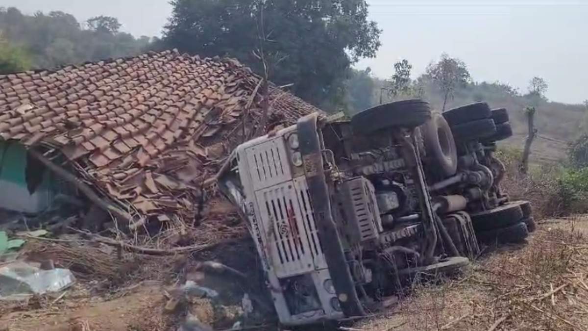 जाको राखे साईंया मार सके ना कोय: झोपड़ी से टकराकर पलटा ट्रक, अंदर सो रहे परिवार की बाल-बाल बची जान