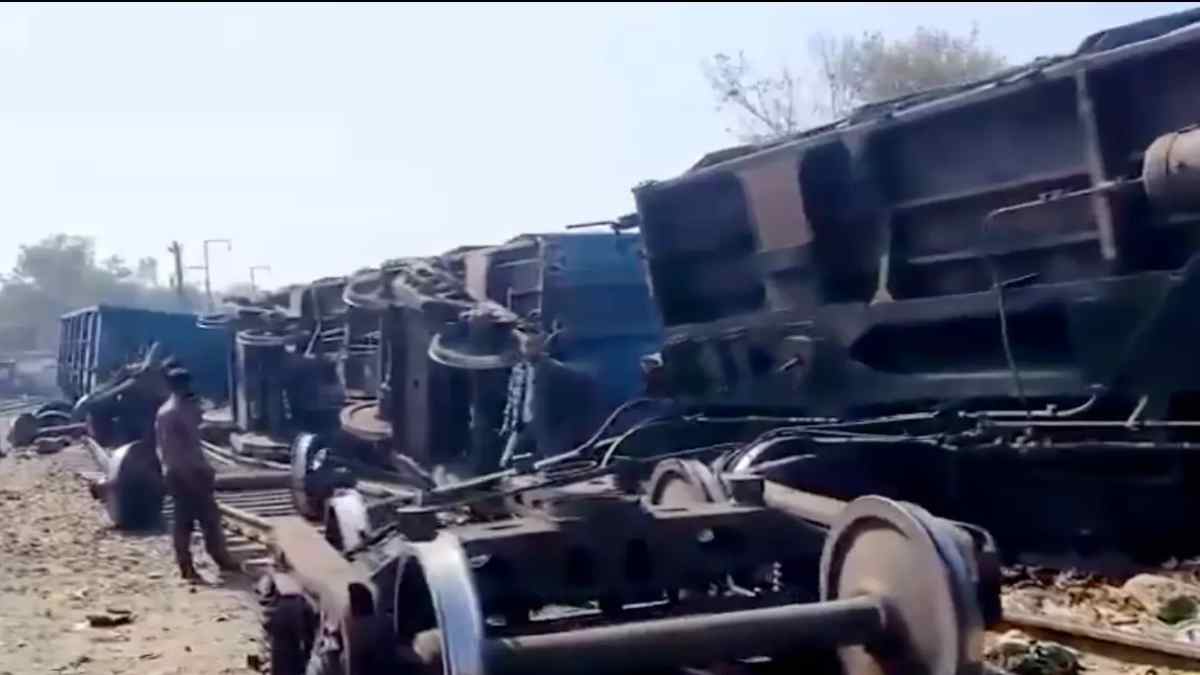 पटरी से उतरे मालगाड़ी के 8 डिब्बे, कई लोगों के दबे होने की आशंका, रेस्क्यू ऑपरेशन जारी