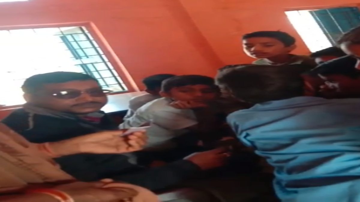 100 रुपये की घूसखोरी: जाति प्रमाणपत्र बनवाने आदिवासी महिला से शिक्षक ने लिए पैसे, वीडियो वायरल