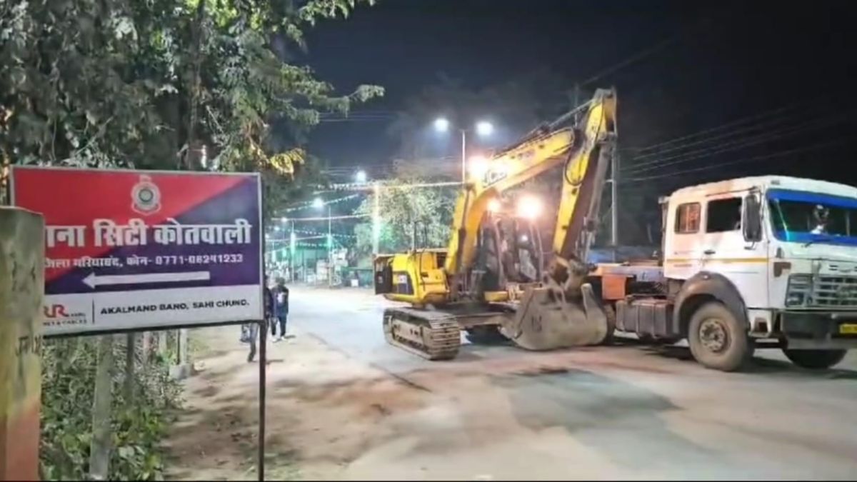 CG में शुरु होने से पहले ही कार्रवाई की भेंट चढ़ी रेत खदान, कलेक्टर ने रास्ता बनाने में लगी चेन माउंटेन मशीन को उठवाया, सकते में माफिया