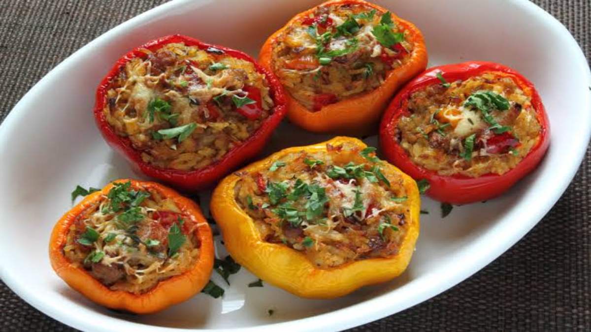 Today’s Recipe : लंच या डिनर कभी भी बनाएं शिमला मिर्च की भरवां सब्जी, यहां जाने आसान रेसिपी