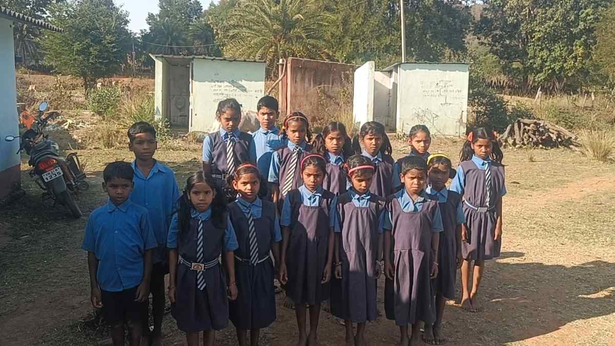 जोखिम में छात्रों की जिंदगी : स्कूल में शौचालय नहीं, शौच के लिए तालाब और जंगल जाना बच्चों की मजबूरी