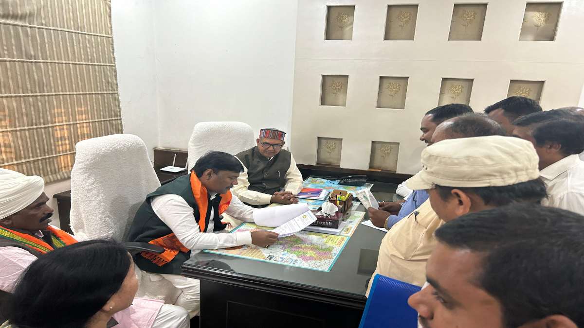 BJP सहायता केंद्र : वन मंत्री केदार कश्यप ने की कार्यकर्ताओं से मुलाकात, समस्याओं का किया त्वरित निराकरण