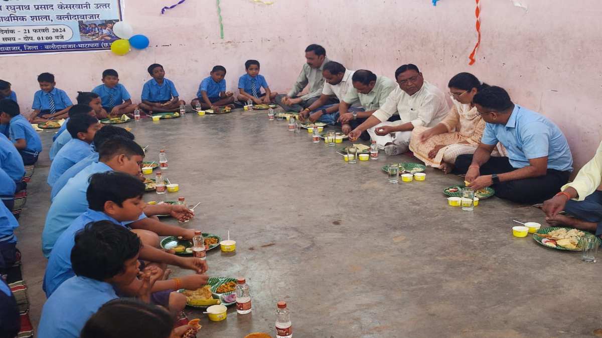 न्योता भोजन : स्कूली बच्चों को कराया भोजन, कलेक्टर और सीईओ ने भी चखा स्वाद