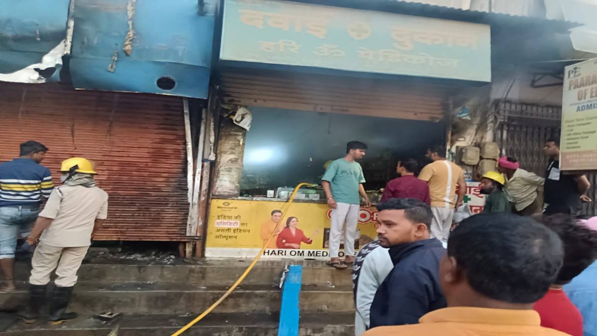 राजधानी के मोबाइल और मेडिकल स्टोर में लगी भीषण आग, लाखों का सामान जलकर खाक